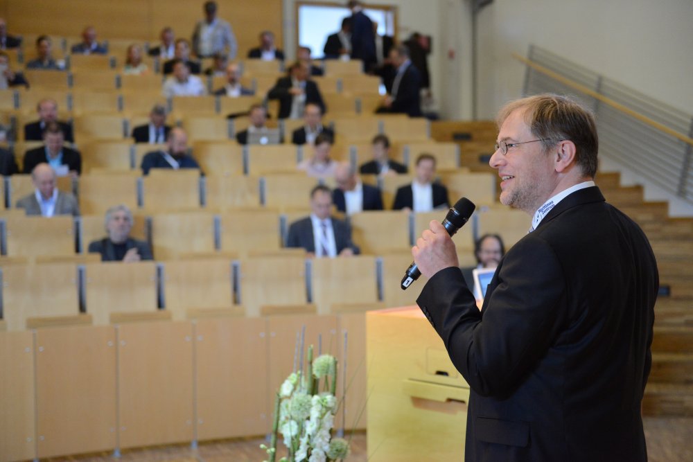 Prof. Dr. Michael Thiemke vom Maritimen Zentrum der Hochschule Flensburg, begrüßt die Teilnehmer*innen der ISF-Tagung und bedankt sich bei den zahlreichen Sponsoren. 