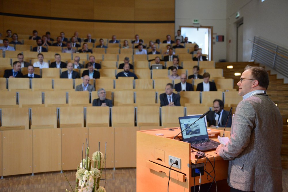 Hochschul-Präsident Dr. Christoph Jansen begrüßt die Teilnehmer*innen der 41. ISF-Tagung im Audimax. 