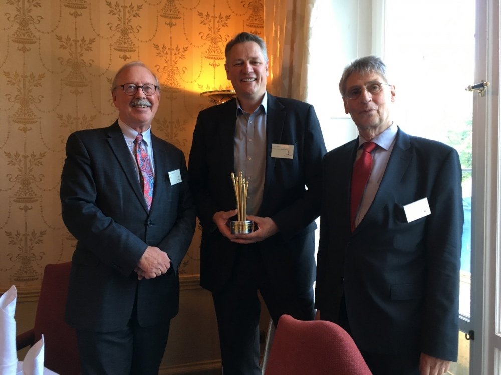 Goldener Spargel: v.l.n.r. Prof. Dr. Rave, M. Jensen, Dr. B. Richter