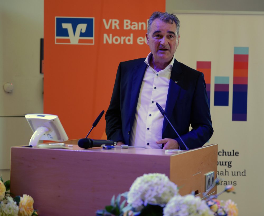 Ist begeistert von der Qualität der studentischen Arbeiten: VR-Bank-Vorstand Michael Möller