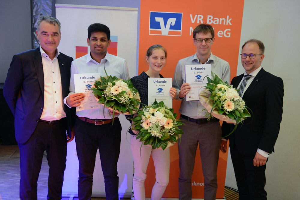 Herzblut und Qualität: Samantha Rohm wurde mit dem ersten Platz beim VR Bank –Hochschulpreis geehrt. Ebenfalls wurden Matthias Süncksen (2.v.r.) und Anish Venu (2.v.l.). Es gratulierten VR Bank-Vorstand Michael Möller (li.) und Hochschul-Präsident Dr. Christoph Jansen.