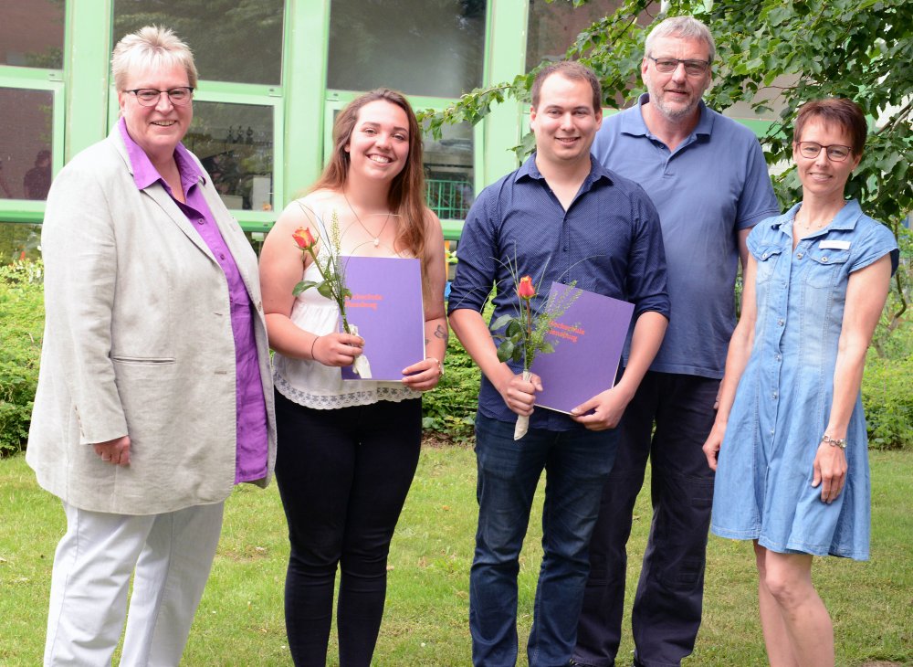 Erfolgreich ausgebildet: Lene Traulsen und Daniel Ravn werden von Hochschulkanzlerin Sabine Christiansen (links), Ausbildungsleiterin Petra Vogt und Rainer Delfs, Leiter der Zentralen Werkstatt, beglückwünscht