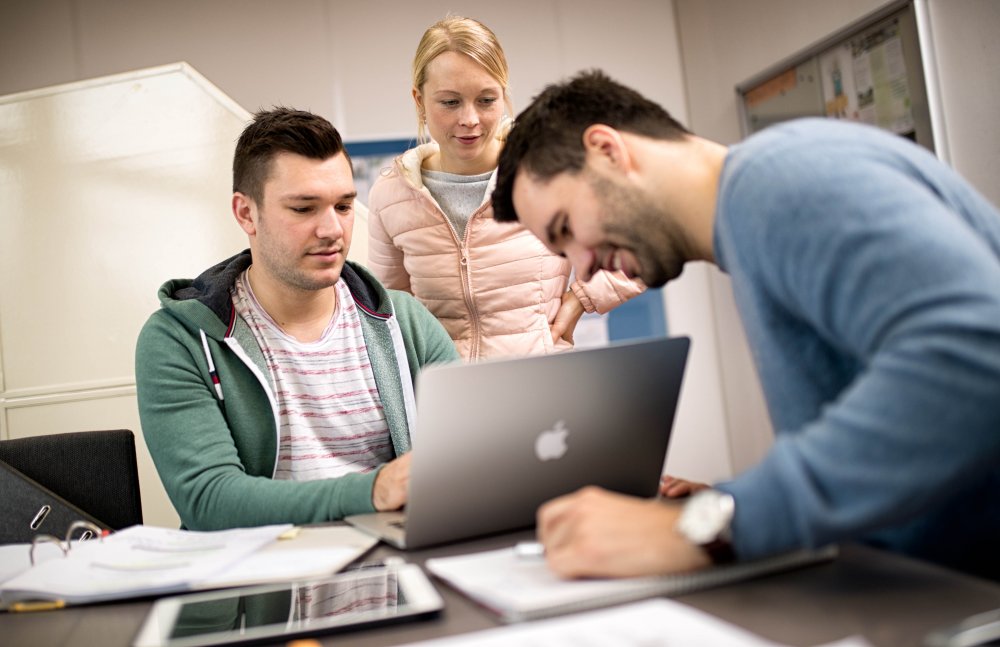 Interessierte informieren sich über das Angebot an Studiengängen an der Hochschule Flensburg.