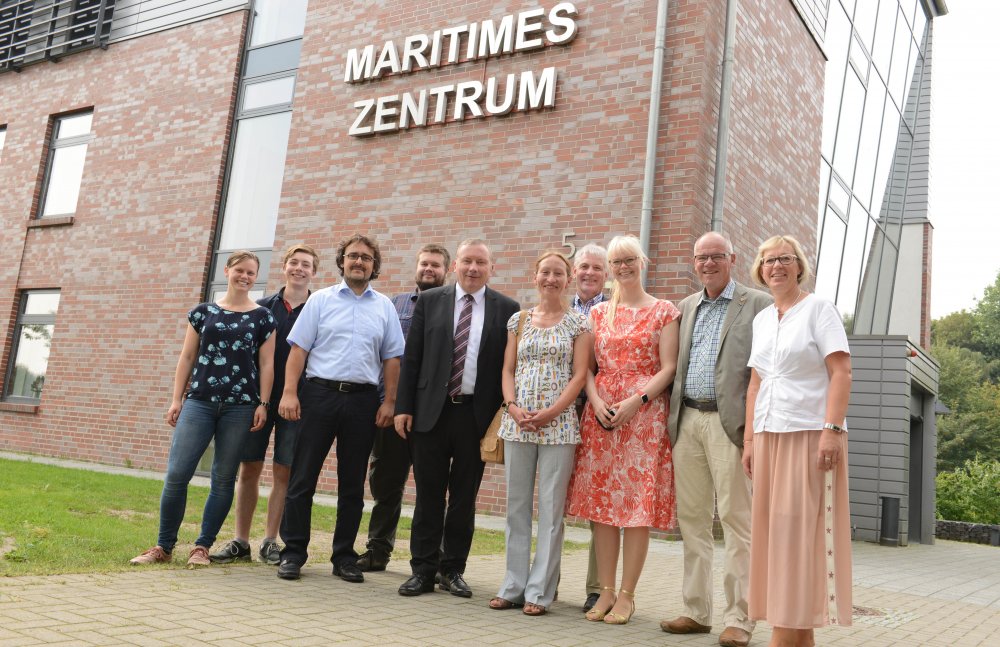 Norbert Brackmann (Mitte) besuchte das Maritime Zentrum der Hochschule. Auch Stadtpräsident Hannes Fuhrig (2.v.r.) und Petra Nicolaisen, MdB (re.), waren dabei. 