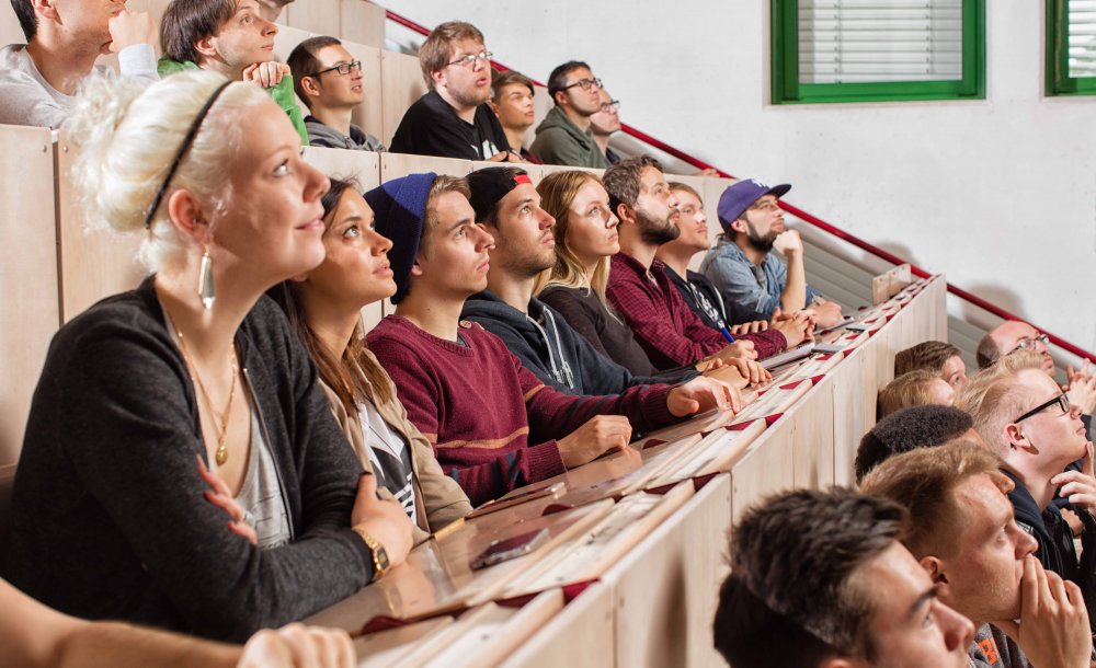 Rund 800 neue Studierende starten am ins Wintersemester.