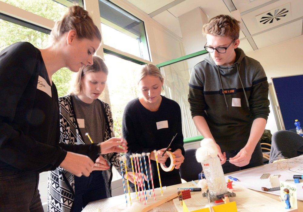 Zusammen gehen die Auszubildenden von Stadtwerken und Hochschule in einer Transformationswerkstatt der Frage nach dem Job der Zukunft nach. 