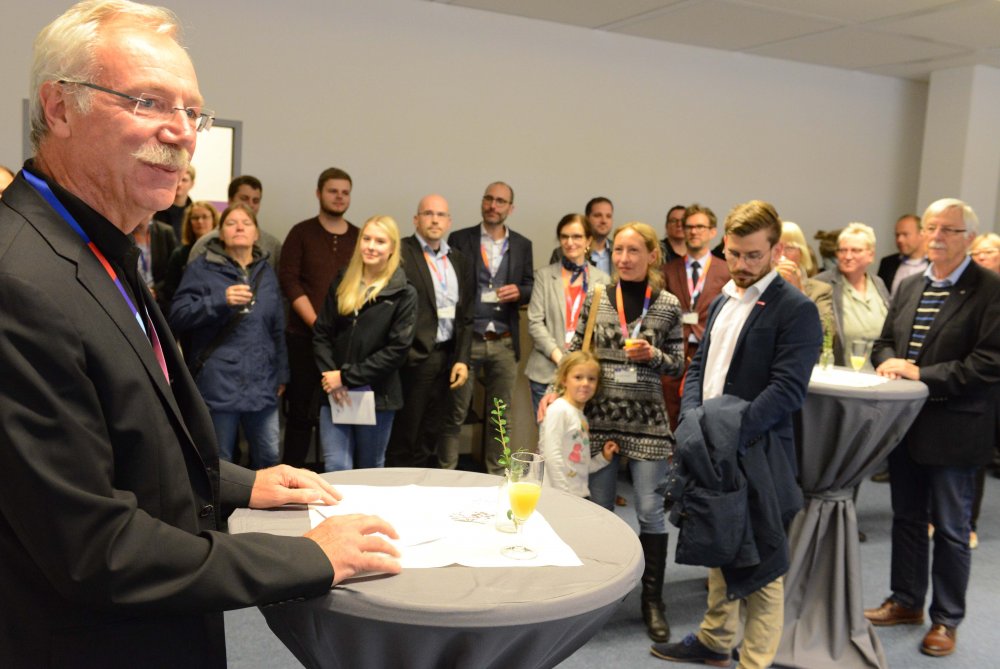 Dekan Prof. Dr. Tim Aschmoneit begrüßt die Gäste zum Rundgang.