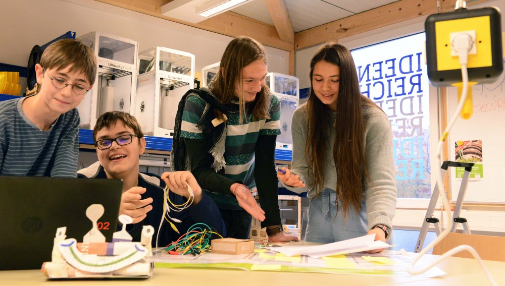 Nachhaltigkeit ist ihnen wichtig: Simon, Tim, Jendrik und Melek (v.l.) entwickeln beim Innovation Camp im IDEENREICH der Hochschule Flensburg ein System, das das Wegwerfen von Müll belohnt. 