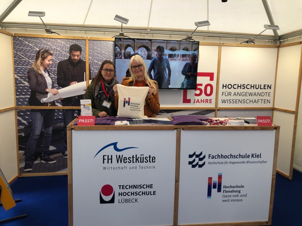Katharina Selck und Kerstin Schröder informieren am gemeinsamen Stand der Fachhochschulen au Schlewig-Holstein über das Regionalmanagement. 