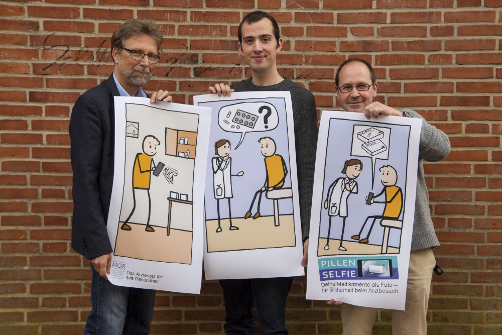 Zeigen den Comic: (v.l.): Manfred Krutzinna, Leon Wollenweber, Uwe Zimmermann