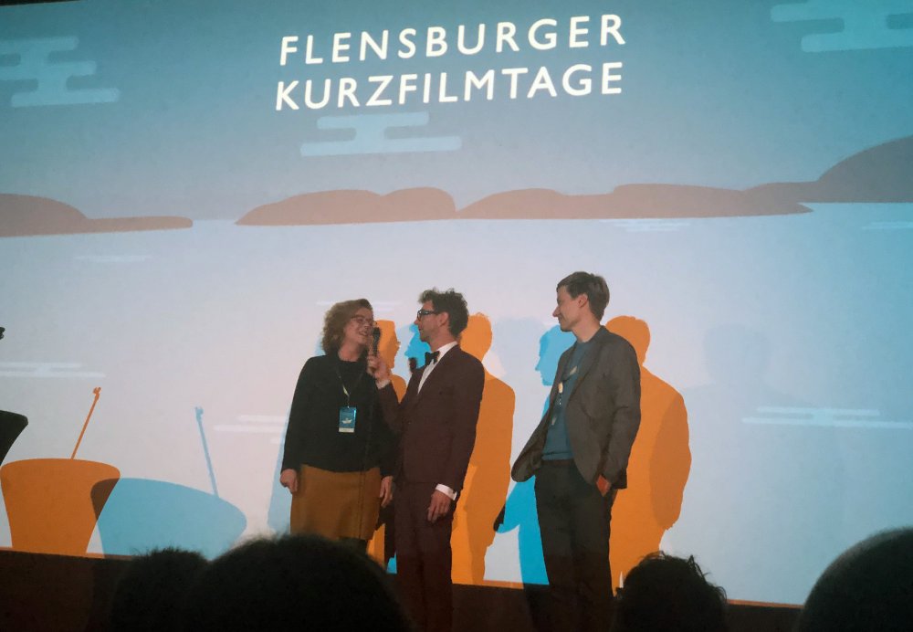 Freuen sich auf viele kurze Filme: Maja Petersen (Festivalmanagerin), Moderator Jim Lacy und Karsten Wiesel (künstlerischer Leiter). 