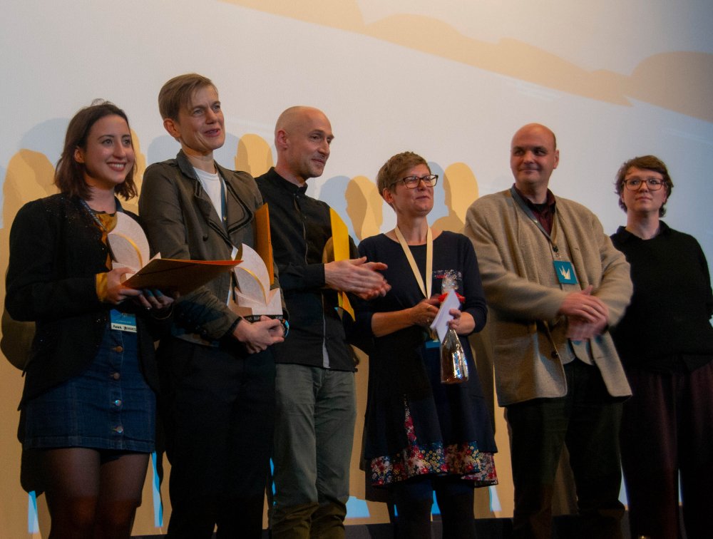 Preisträger  Anna Zhukovets, Anne Christin Plate und Eric Esser mit den Mitgliedern der Jury Jutta Wille, Jürgen Bethge und Manja Malz  (von links) (Foto: Antonia Bornefeld-Ettmann