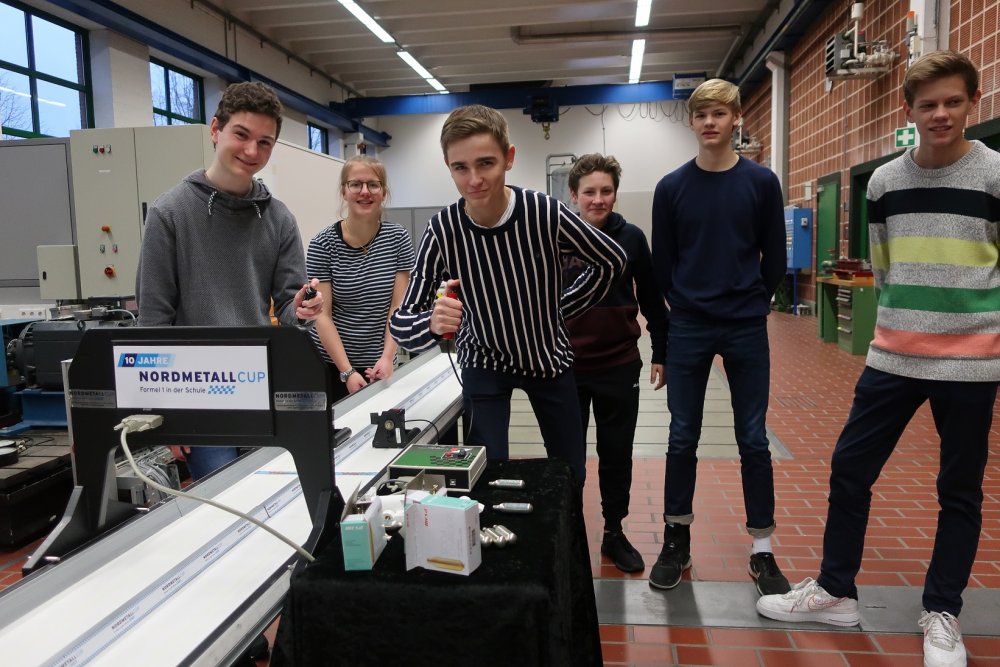 Das Team des Fördegymnasiums testete ihre Mini-Rennwagen in der Maschinenhalle.