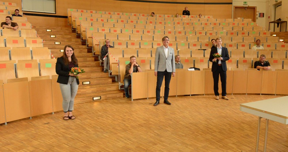 Arbeiten künftig eng zusammen, halten fürs Foto aber Abstand: Der neue Senatsvorsitzende Prof. Dr. Dirk Ludewig (re) und seine Stellvertreterin Steffanie Jordt mit Vizepräsident Prof. Dr. Thomas Schmidt als Vertreter des Präsidiums der Hochschule Flensburg. 