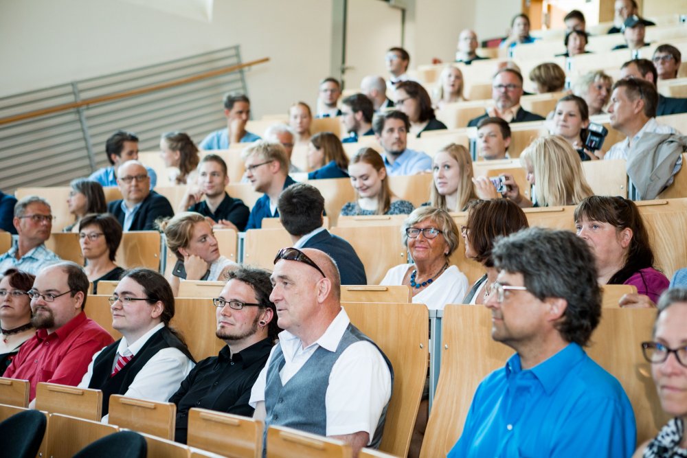 Mehrere Reihen des Publikums.