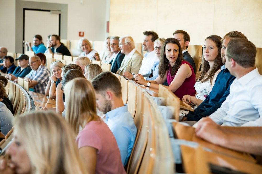 Einige Gäste der Verabschiedungsfeier auf ihren Plätzen.