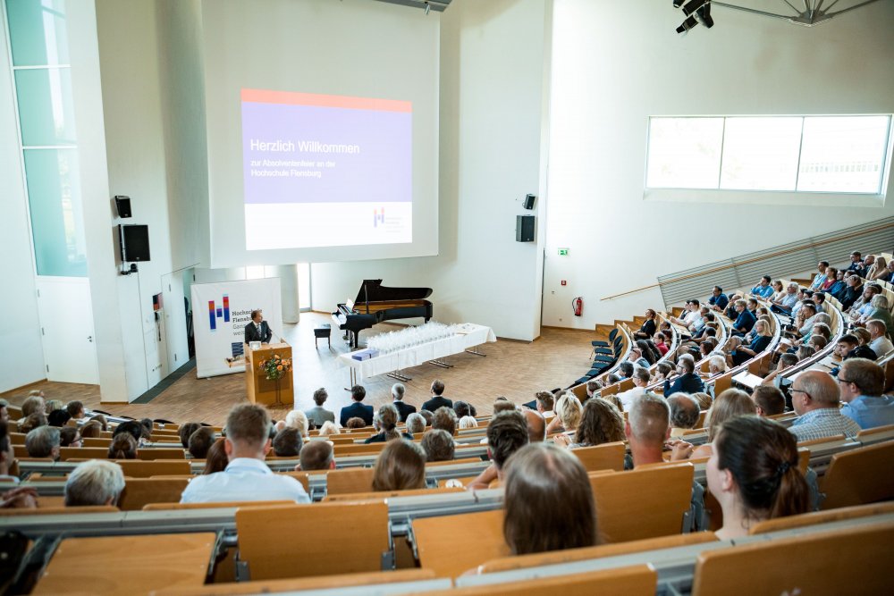 Blick von oben übers Publikum zum Präsidenten, der die eine Rede hält.