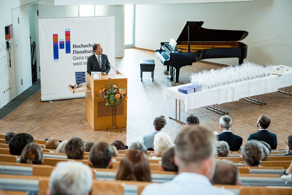 Blick von oben übers Publikum zum Präsidenten, der die eine Rede hält.