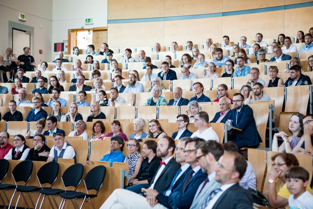 Blick ins Publikum, viele vollbesetzte Reihen.
