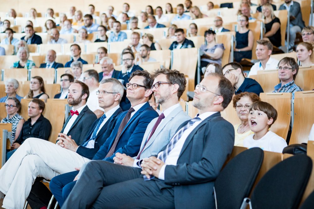 Die Vertreter und Vertreterin der Fachbereiche, dahinter ist unscharf Publikum zu erkennen.