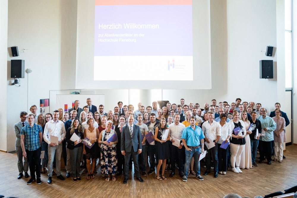 Gruppenbild aller Absolventen und Absolventinnen mit Lehrenden, Präsident und Leiterin des Studierendenservice.