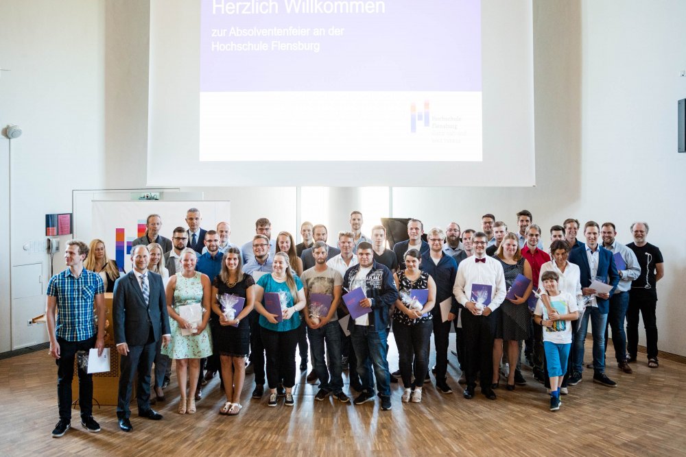 Gruppenbild der Absolventen und Absolventinnen des Fachbereich 1 mit Dekan, Professoren, Präsident und Leiterin des Studierendenservice.