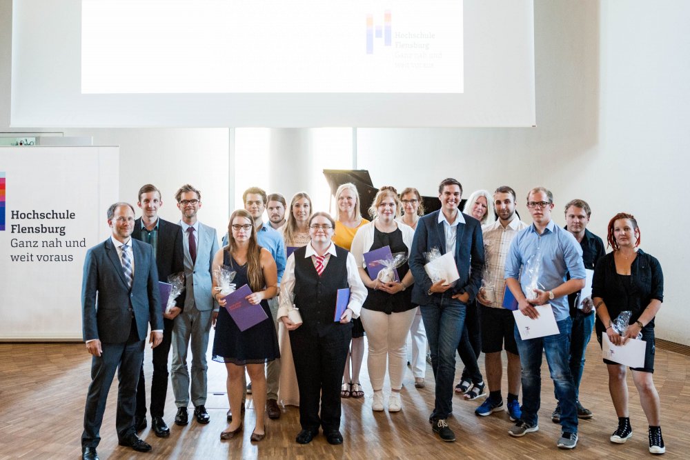 Gruppenbild der Absolventen und Absolventinnen des Fachbereich 3 mit Lehrenden, Präsident und Leiterin des Studierendenservice.