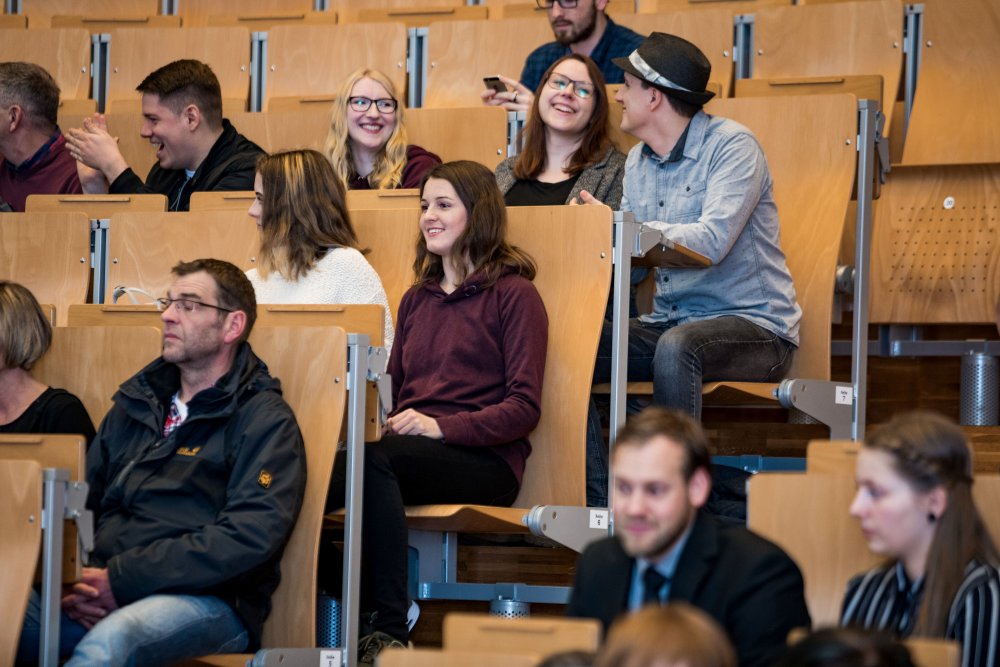 Blick ins Publikum: Lachende junge Menschen.