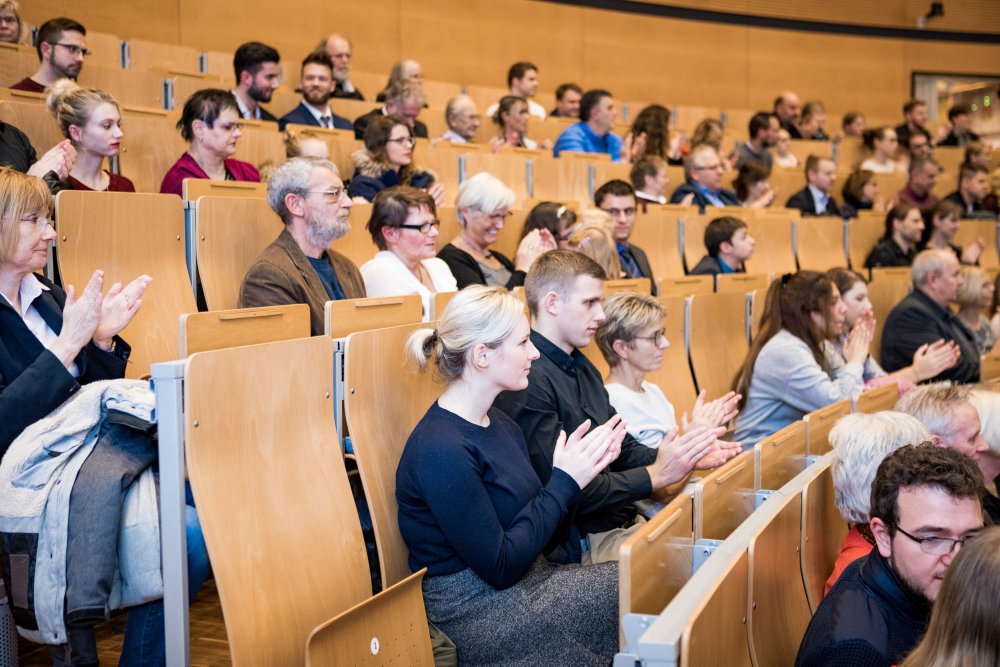 Blick ins klatschende Publikum.