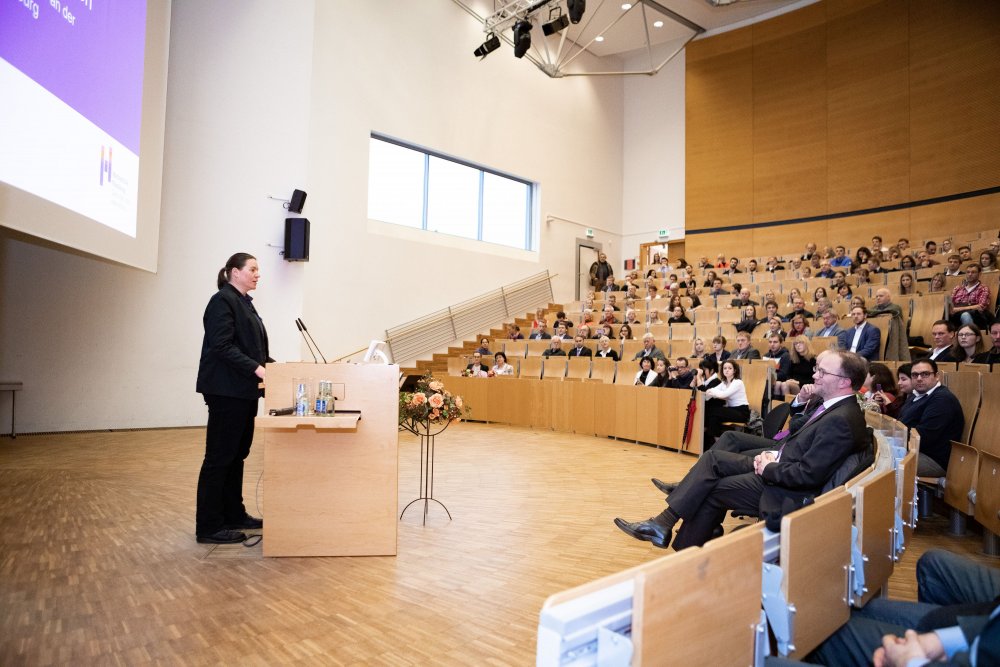 Links im Bild Vizepräsidentin für Studium und Lehre, rechts Teile des Publikums.