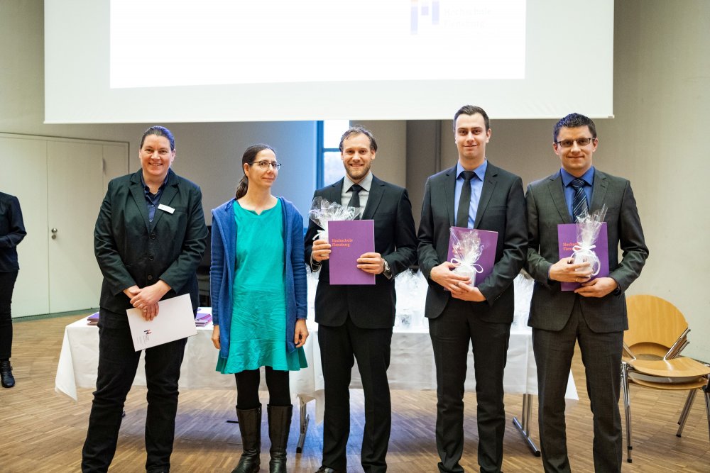 Eine kleine Gruppe Absolventen mit der Vizepräsidentin und der Dekanin des Fachbereichs 2.