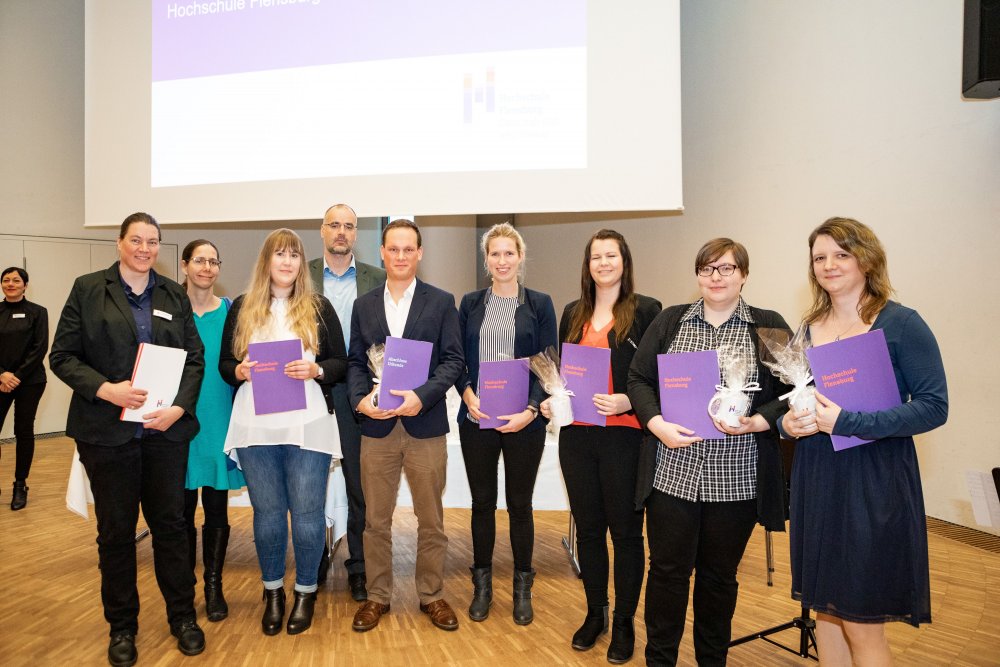 Eine kleine Gruppe Absolventinnen und Absolventen mit der Vizepräsidentin und der Prodekanin des Fachbereichs 3.