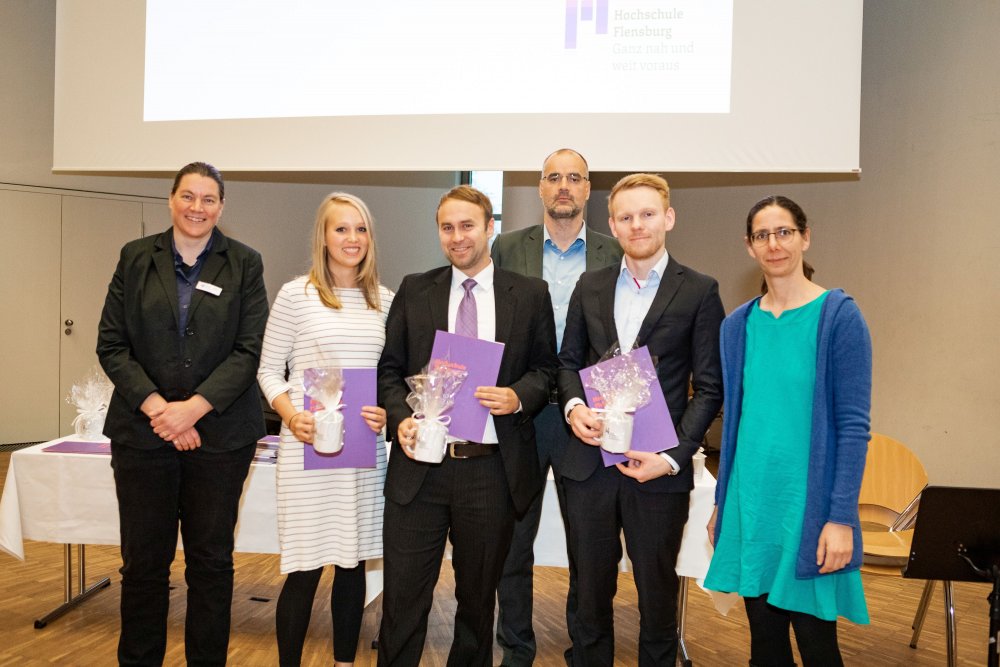 Eine kleine Gruppe Absolventinnen und Absolventen mit der Vizepräsidentin, dem Prodekan Fachbereich 1 und der Dekanin des Fachbereichs 2.