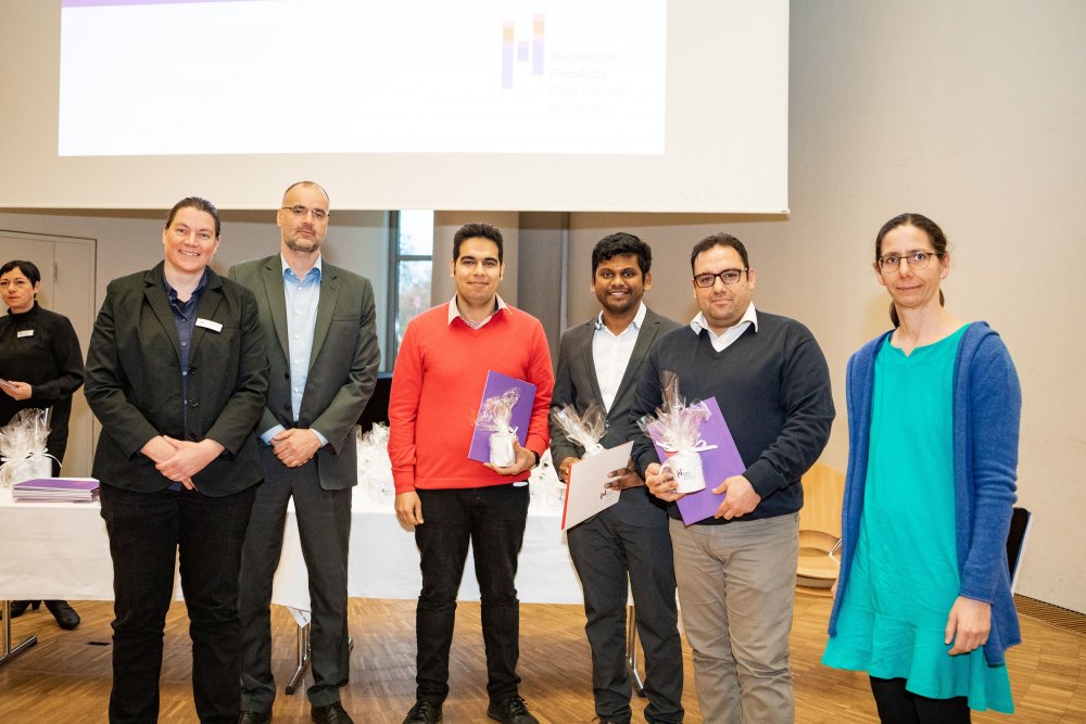 Eine kleine Gruppe Absolventinnen und Absolventen mit der Vizepräsidentin, dem Prodekan Fachbereich 1 und der Dekanin des Fachbereichs 2.