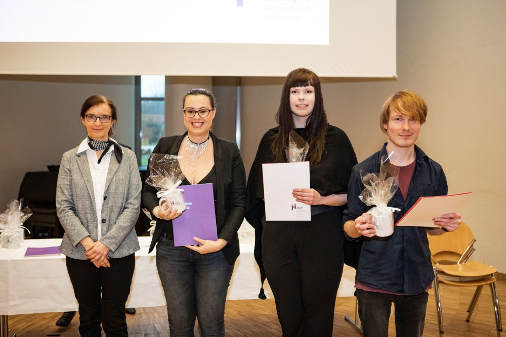 Eine kleine Gruppe Absolventinnen und Absolventen mit der Prodekanin des Fachbereichs 3.