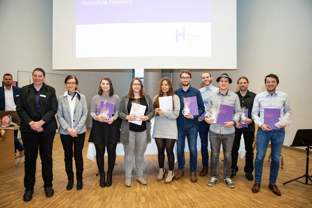 Eine kleine Gruppe Absolventinnen und Absolventen mit der Vizepräsidentin und der Prodekanin des Fachbereichs 3.