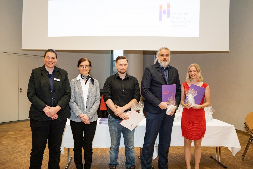 Eine kleine Gruppe Absolventinnen und Absolventen mit der Vizepräsidentin und der Prodekanin des Fachbereichs 3.