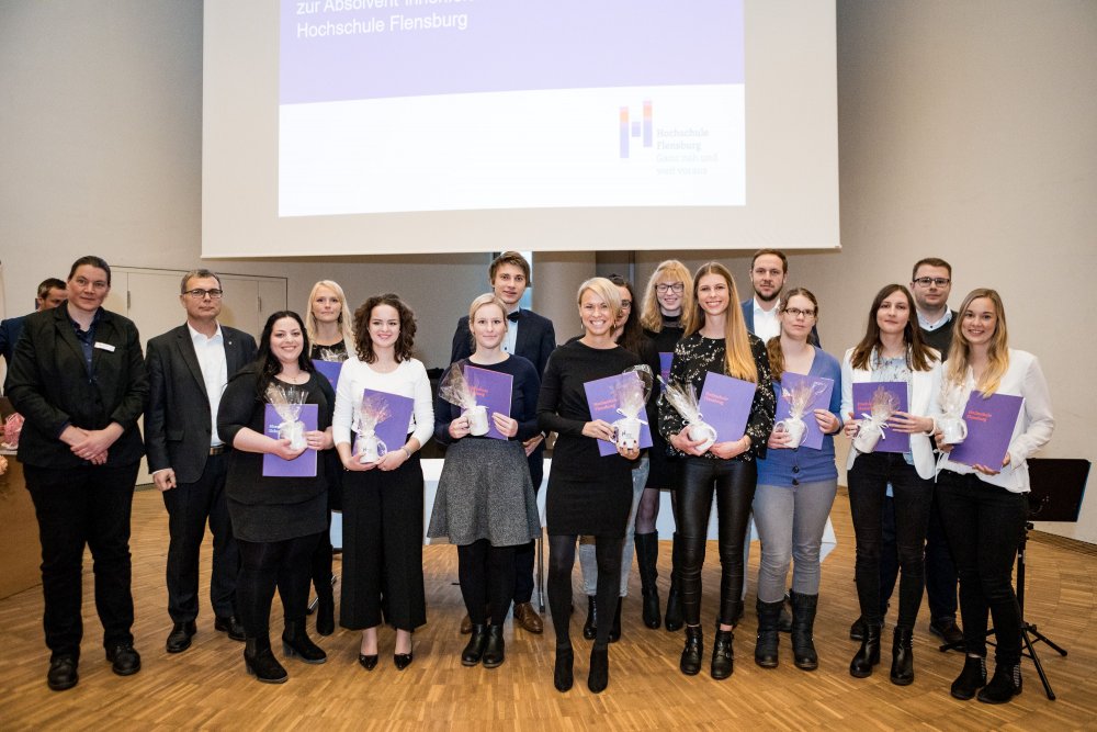 Eine kleine Gruppe Absolventinnen und Absolventen mit der Vizepräsidentin und dem Dekan des Fachbereichs 4.