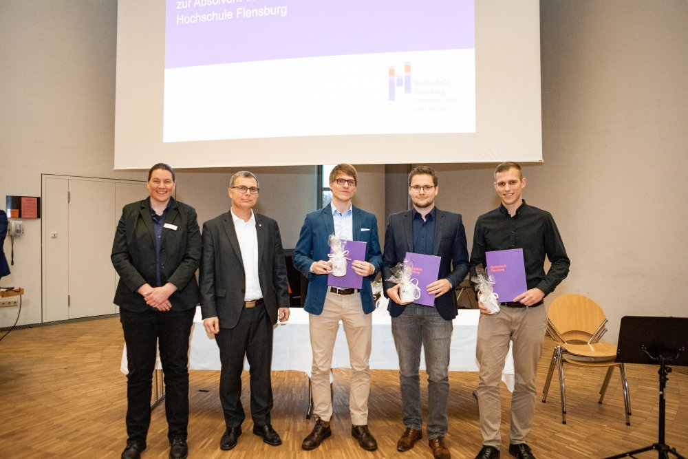 Eine kleine Gruppe Absolventen mit der Vizepräsidentin und dem Dekan des Fachbereichs 4.