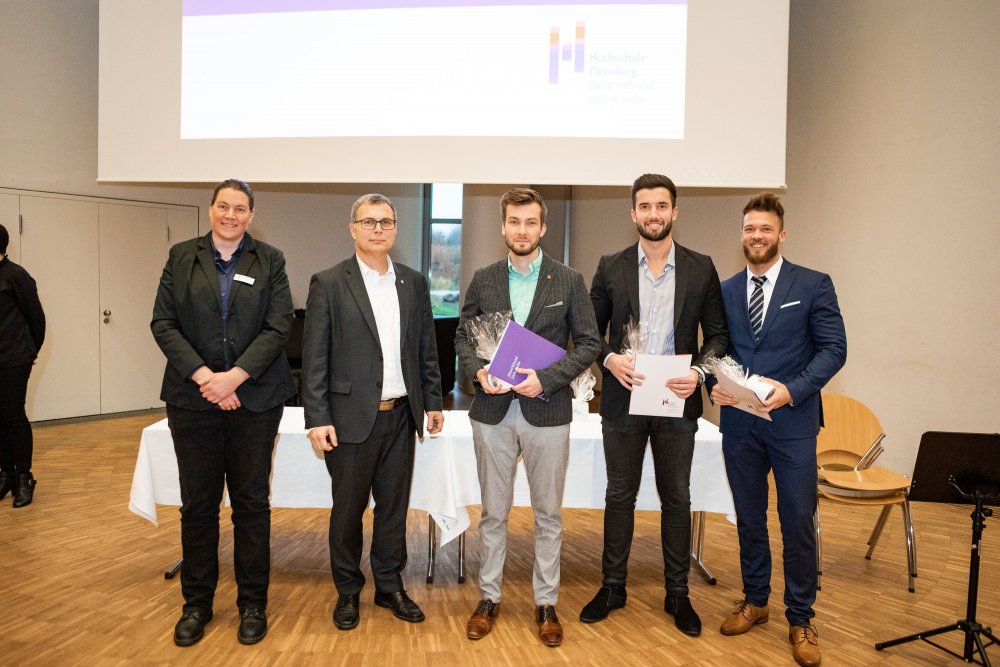 Eine kleine Gruppe Absolventen mit der Vizepräsidentin und dem Dekan des Fachbereichs 4.