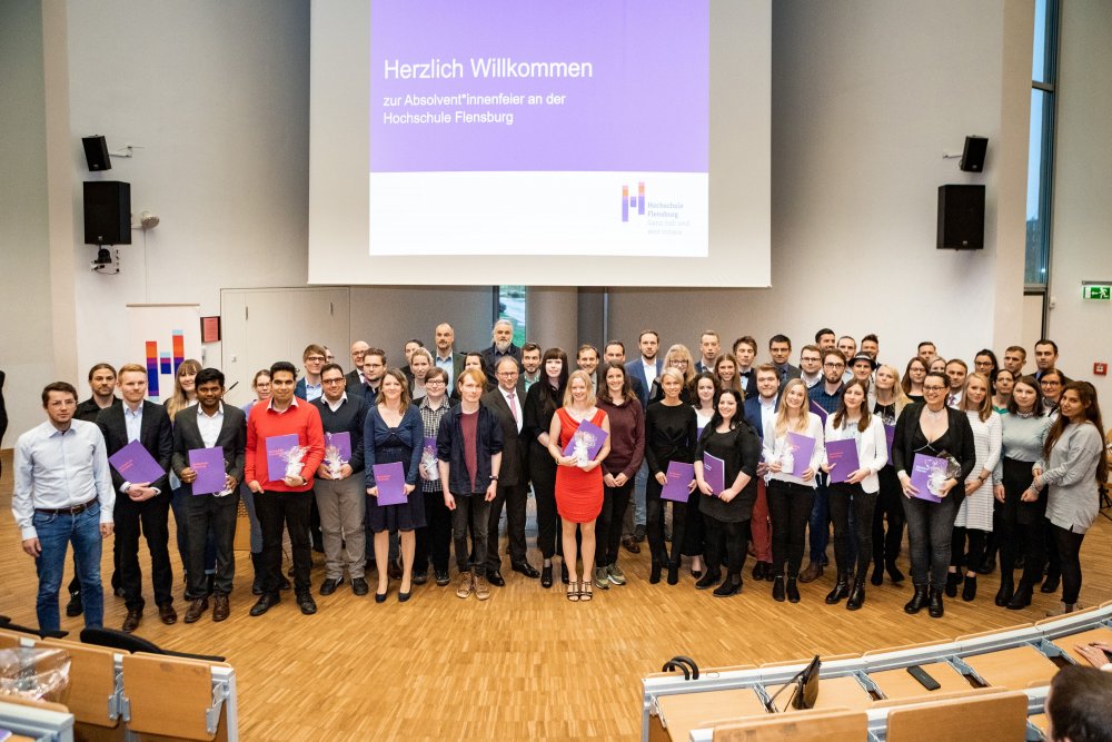 Gruppennbild aller Absolventinnen und Absolventen mit Lehrenden und Mitgliedern des Präsidiums.