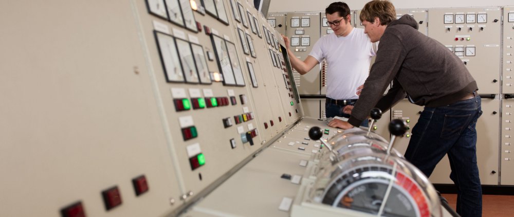 Studenten im Schiffsmaschineraumsimulator