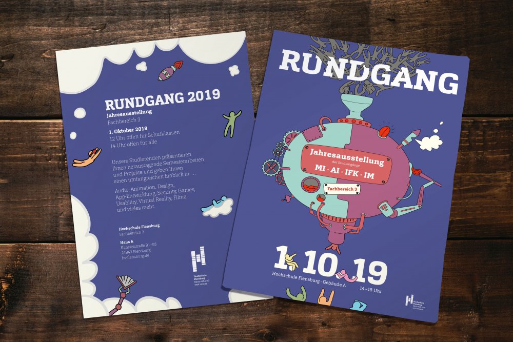 Der Flyer zum Rundgang liegt auf einer Holzoberfläche: Rechts im Bild die Vorderseite, links die Rückseite. Die Grafik erinnert an ein Raumschiff, es dominiert dunkelblau.