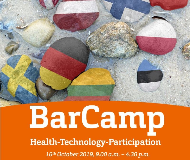Ausschnitt aus dem Veranstaltungsflyer: Oben ein Bild von Steinen an einem Strand. Der Großteil von ihnen ist in Flaggen der baltischen Länder eingefärbt. Darunter auf orange-farbenem Grund Titel und Zeit der Verantsaltung.