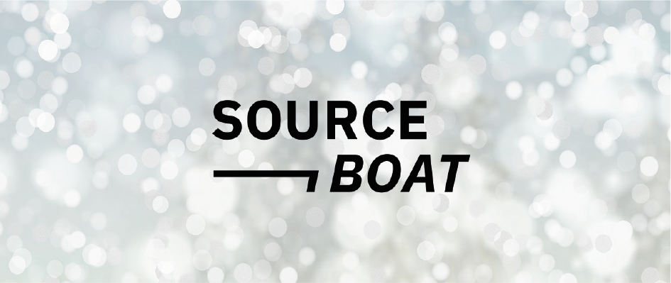 Weihnachtlicher Hintergrund mit Sourceboat-Firmenlogo drauf.