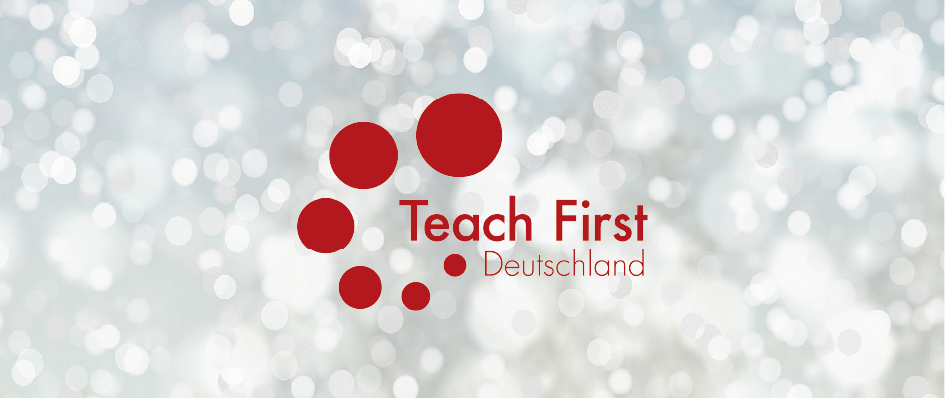 Weihnachtlicher Hintergrund mit Teach First-Firmenlogo drauf.