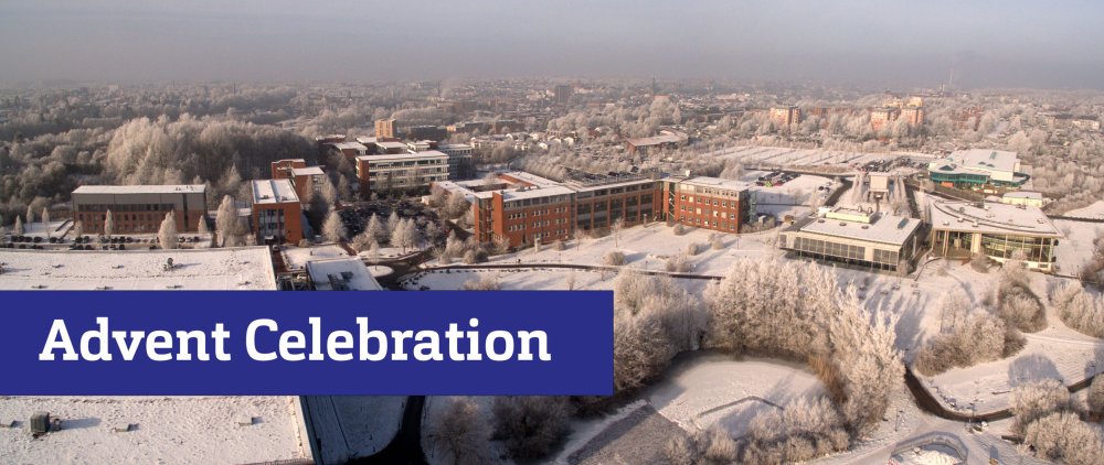 Drohnenbild vom verschneiten Campus. Unten links ein blauer Balken mit weißer Schrift darauf: Advent Celebration.