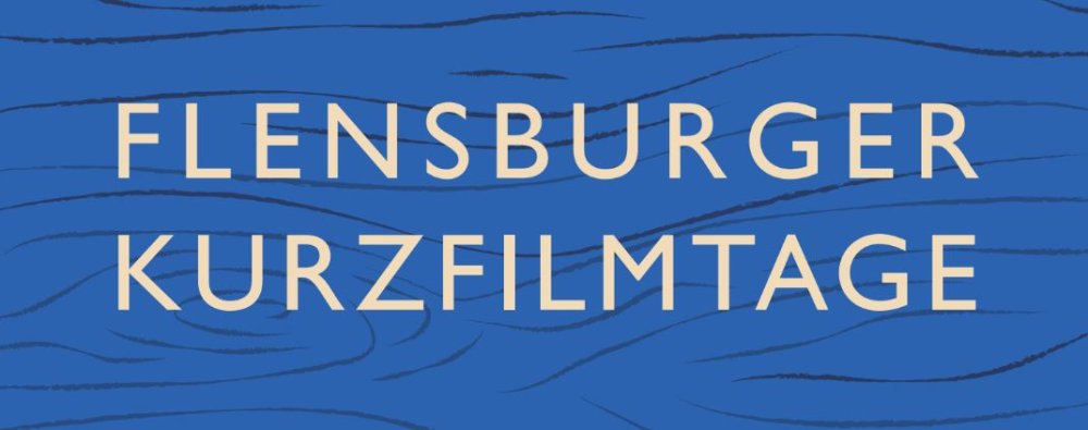 Weiße Schrift auf blauem Grund mit stilisierten Wellen: Flensburger Kurzfilmtage.