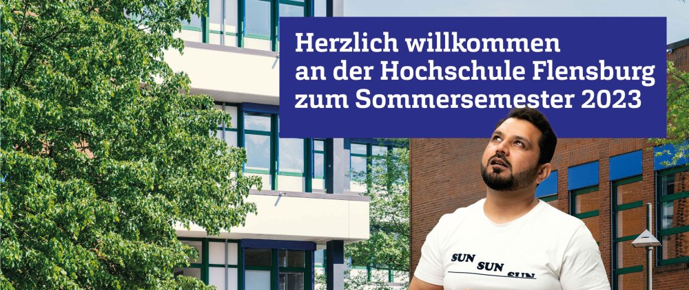 Grafik: Im Hintergrund ein Hochschulgebäude und ein grüner Baum davor, vorn ein neugierig schauender junger Mann, über ihm eine blaue Box mit weißer Schrift: "Herzlich willkommen!".