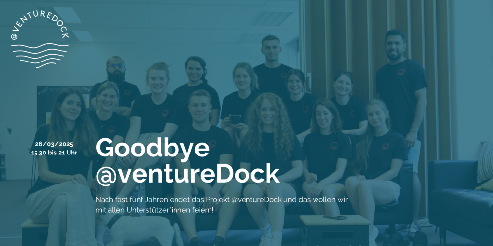Eine Gruppe von jungen Menschen in schwarzen T-Shirts sitzt auf und steht rund um ein Sofa und lächelt in die Kamera. Darüber Text: Goodbye @ventureDock. nach fast fünf Jahren endet das projekt @ventureDock und das wollen wir mit allen Unterstützer*innen feiern! 23/03/2025, 15.30 bis 21 Uhr